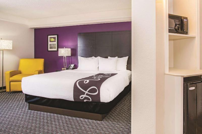 Deluxe King Room image 3