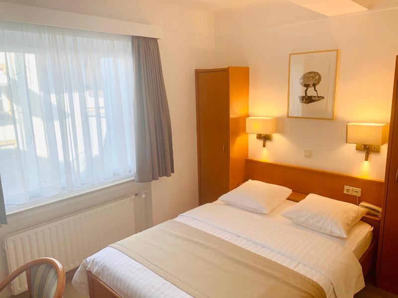 Double Room image 3