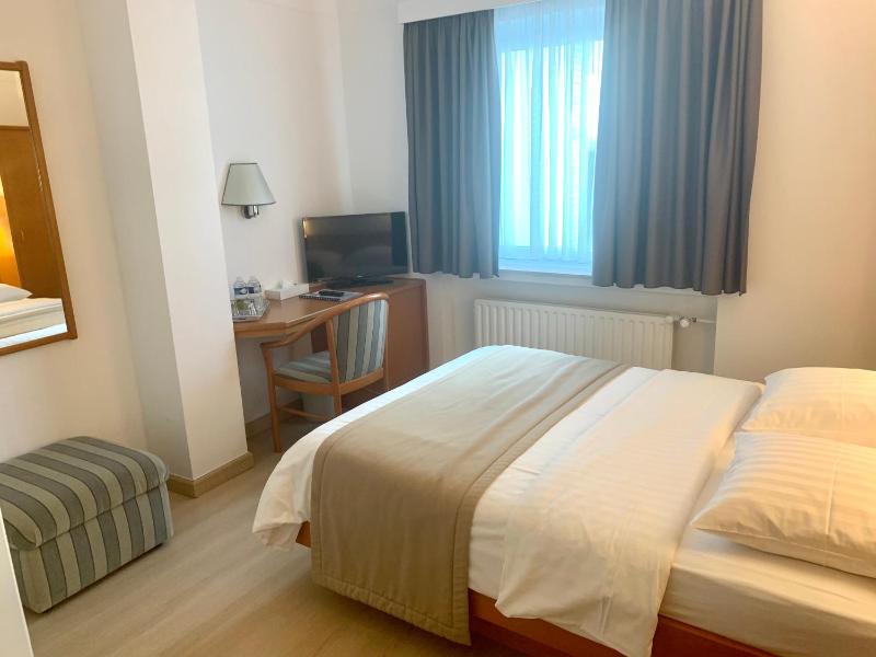 Double Room image 4