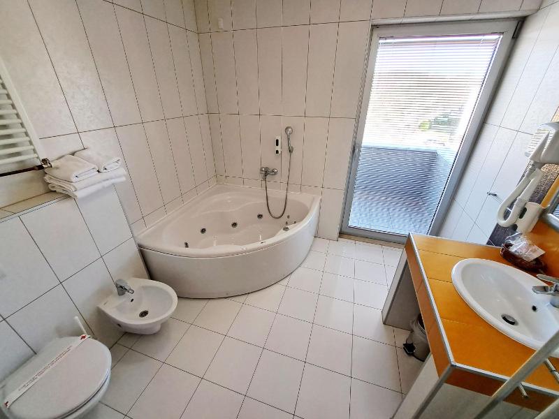 Deluxe Double Room with Balcony image 2