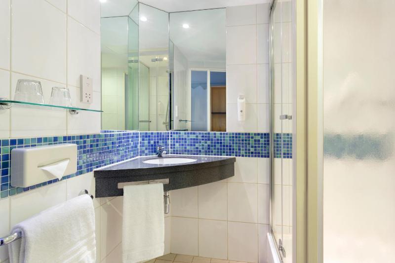 Standard Twin Room with Free Hot Breakfast image 3