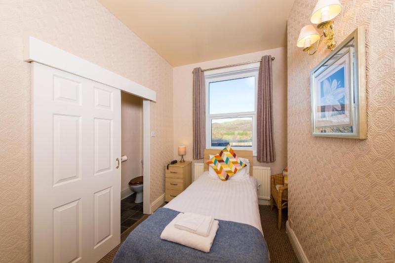 Single Room image 4