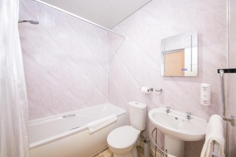 Twin Room with Private Bathroom image 3