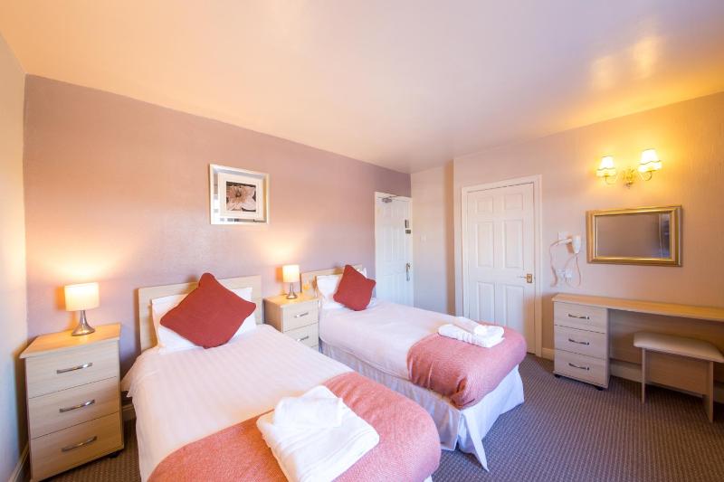 Twin Room with Private Bathroom image 4