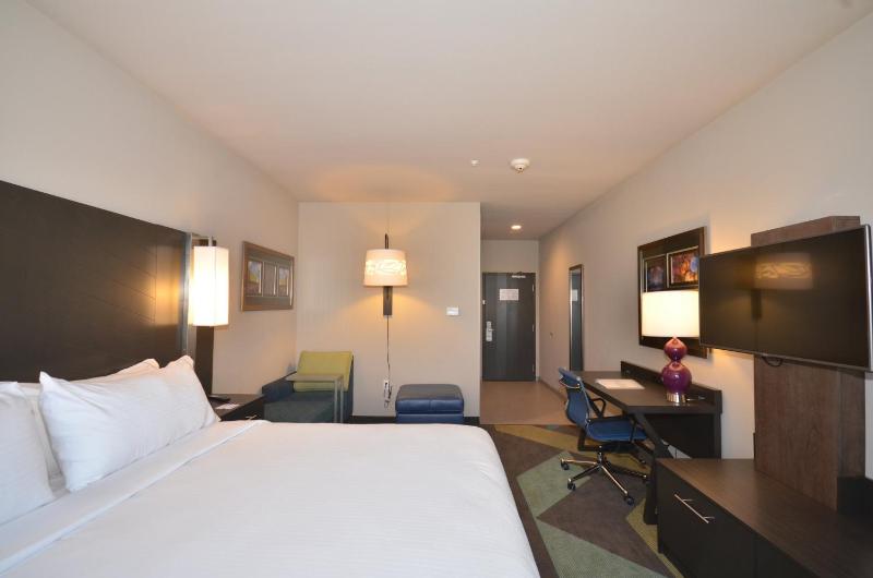 Standard King Room image 2