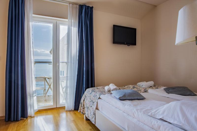 Double Room with Balcony image 1