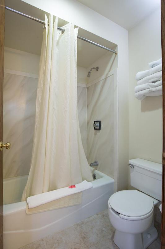 Queen Room with Two Queen Beds - Non-Smoking image 2