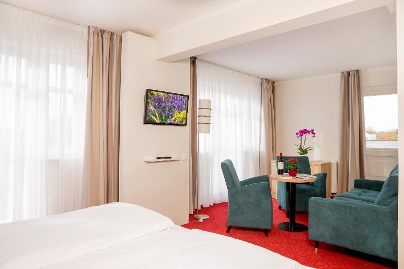 Suite with Balcony image 3