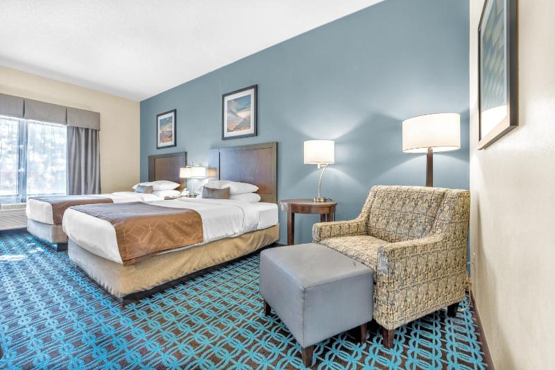Twin Room with 2 Queen Beds, Non-Smoking image 4