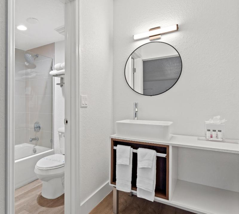 Baymont by Wyndham Jacksonville Airport - image 5