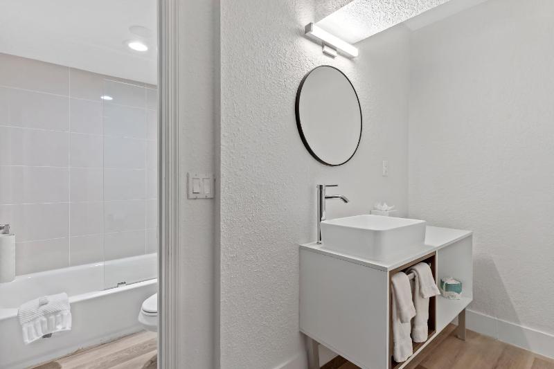 Baymont by Wyndham Jacksonville Airport - image 35