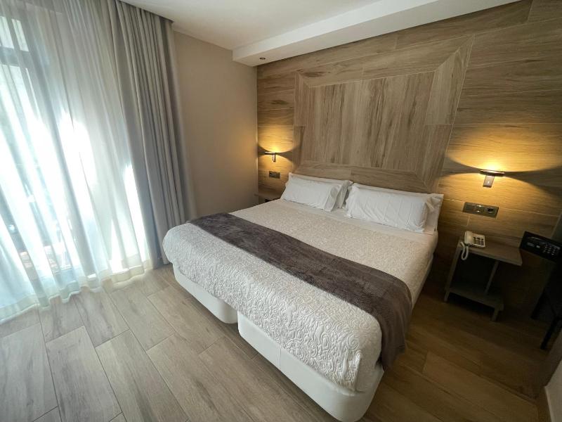 Double Room image 3
