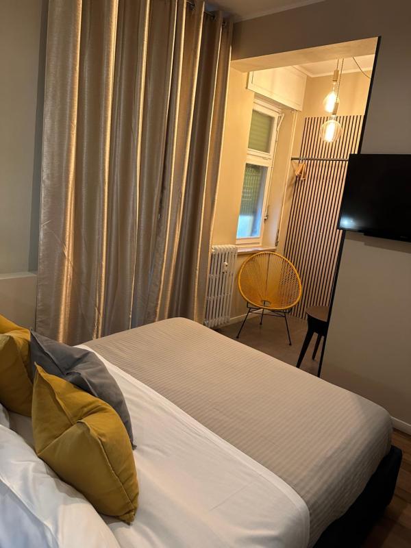 Double Room with Balcony image 4