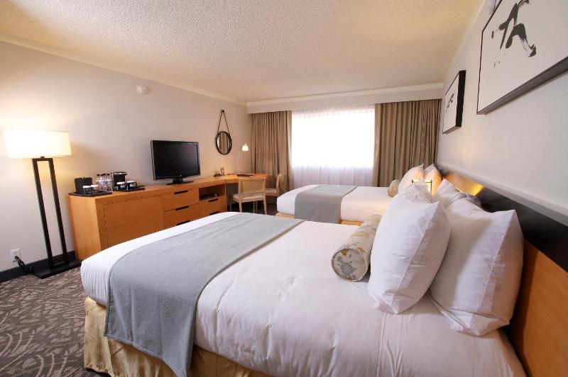 Executive Queen Room with Two Queen Beds image 2