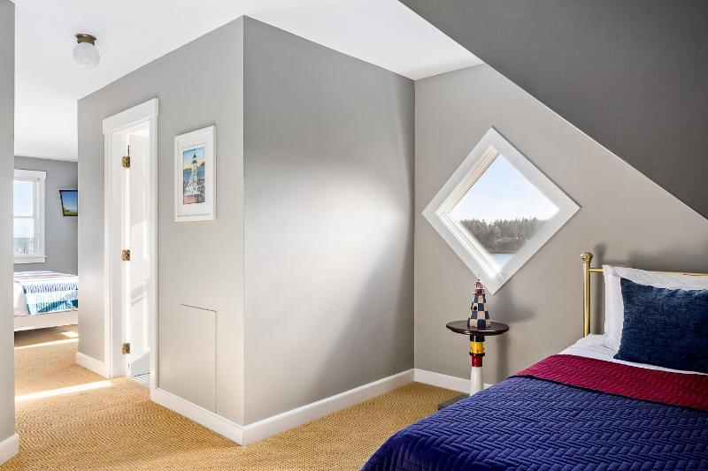 Standard Triple Room with Sea View image 3