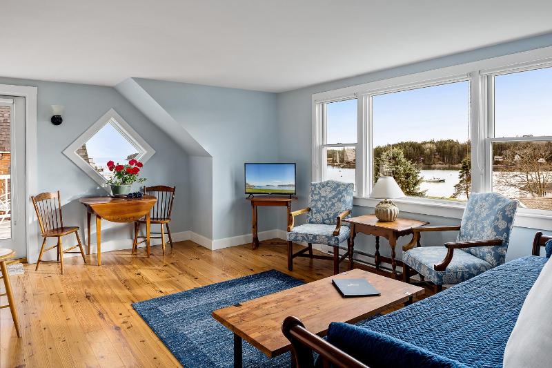 Apartment with Sea View image 3