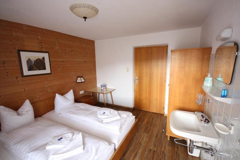 Double Room with Shared Bathroom image 3