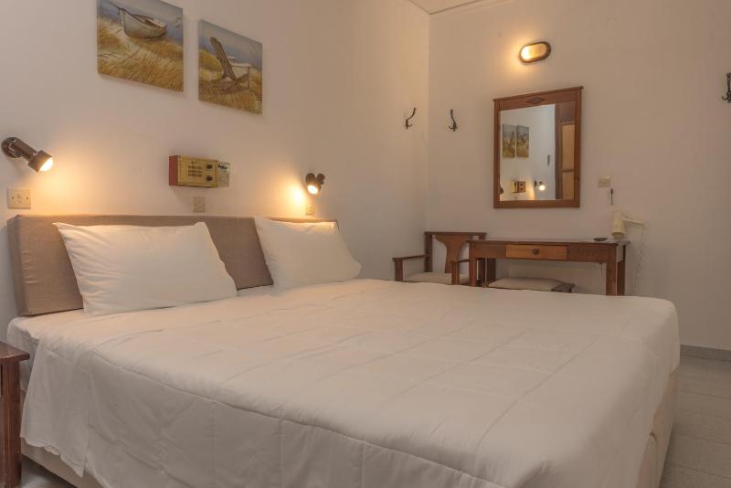 Economy Twin Room image 4