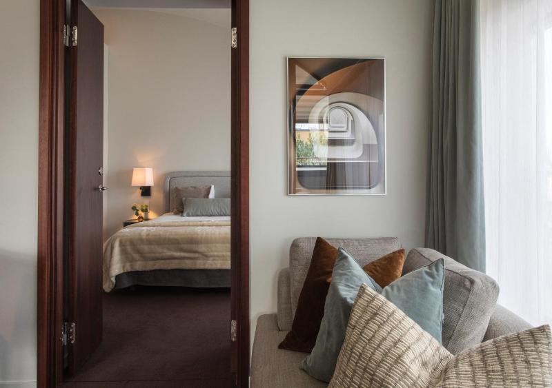 Balcony Suite image 3