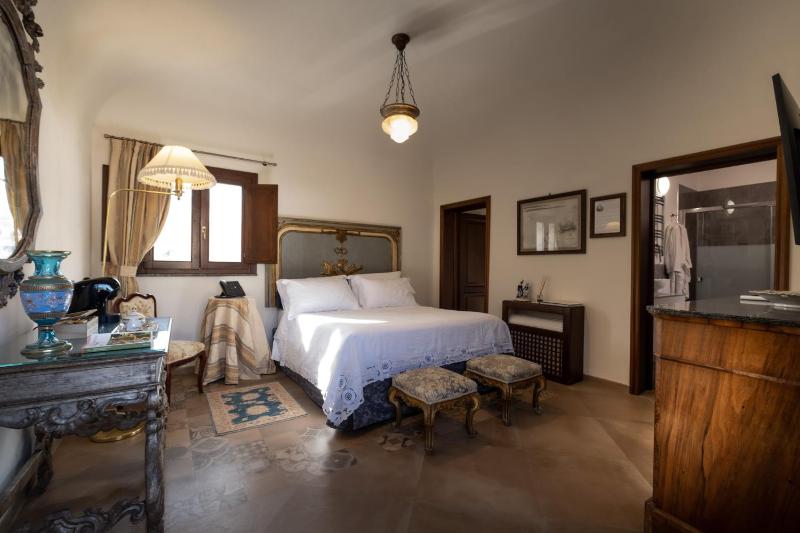 Deluxe King Room image 1