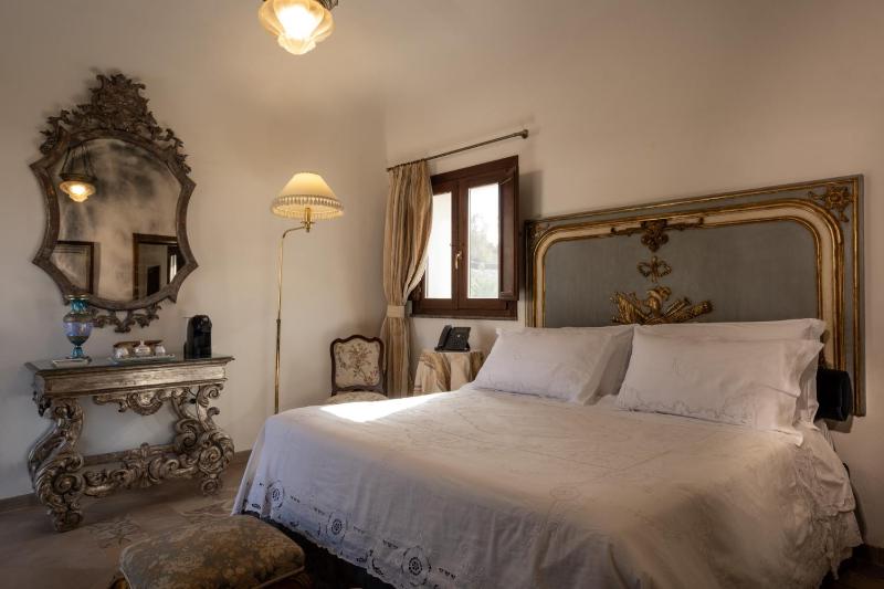 Deluxe King Room image 4