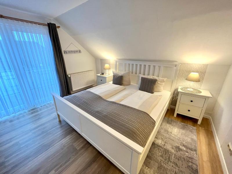 Deluxe Double Room (2 Adults + 1 Child) image 1
