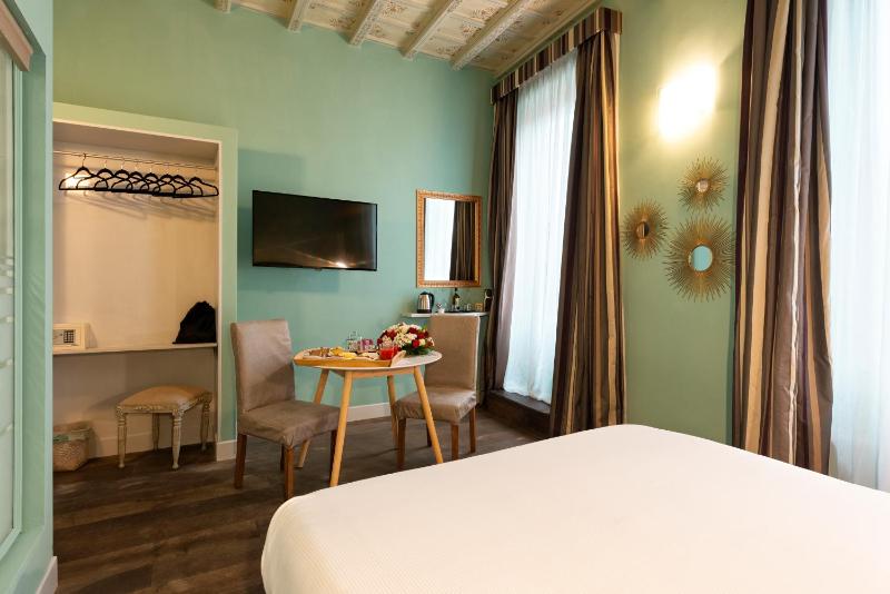 Double Room with Balcony image 1
