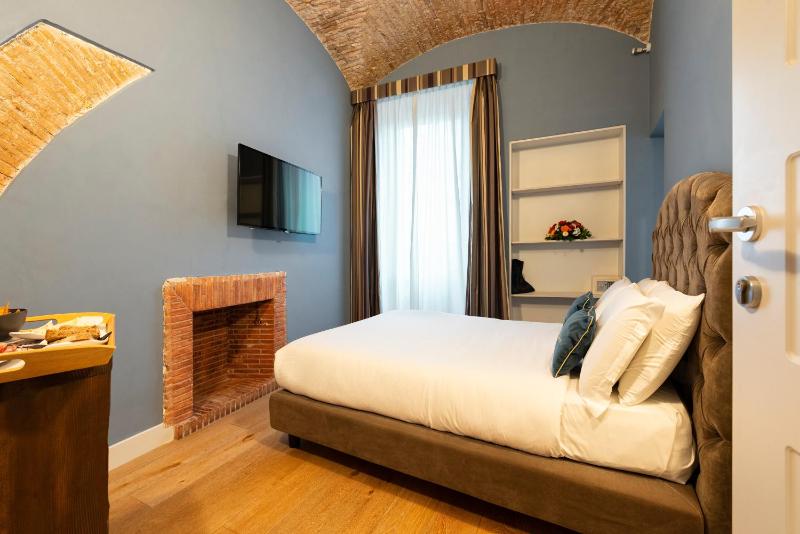 Double Room image 3