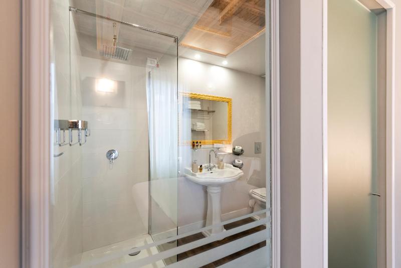 Double Room with Balcony image 4