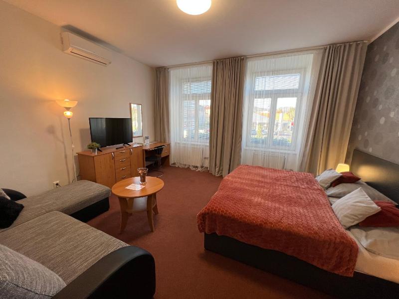 Deluxe Double Room with Extra Bed image 4