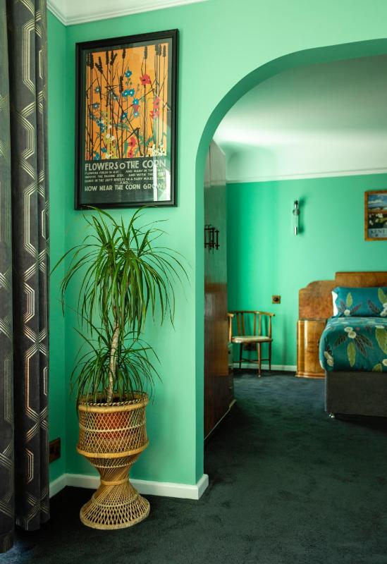 Deluxe Double Room with Balcony image 3