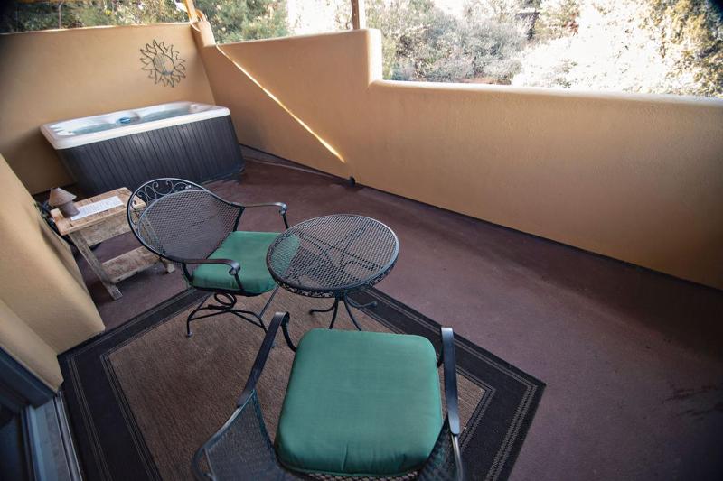 King Room with Balcony image 3