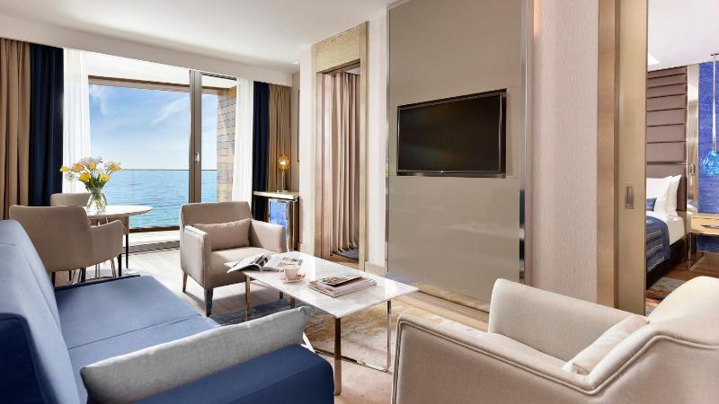 1 King Junior Suite Sofa Bed Sea View + Club Lounge Access image 4