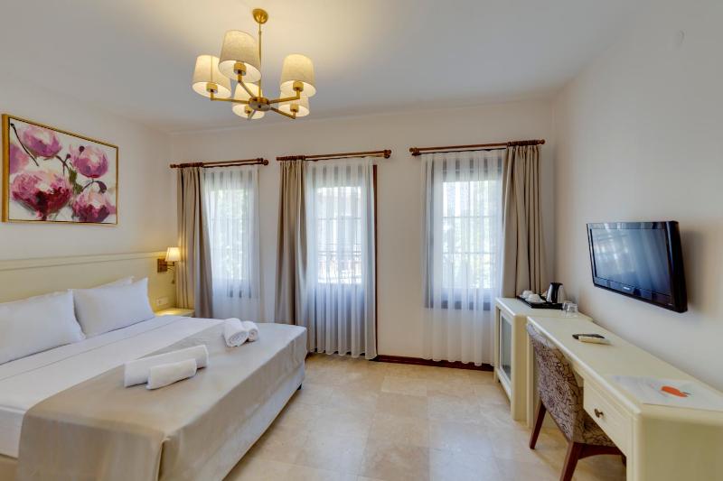 Standard Double or Twin Room image 4