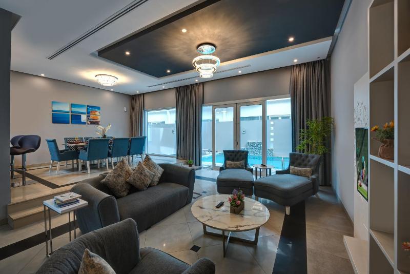 Family Villa 4 Bedrooms with Pool image 1