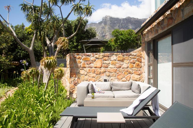 King Room with Garden View image 2