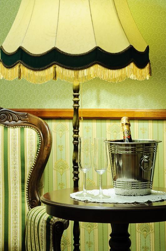 Deluxe King Room image 3