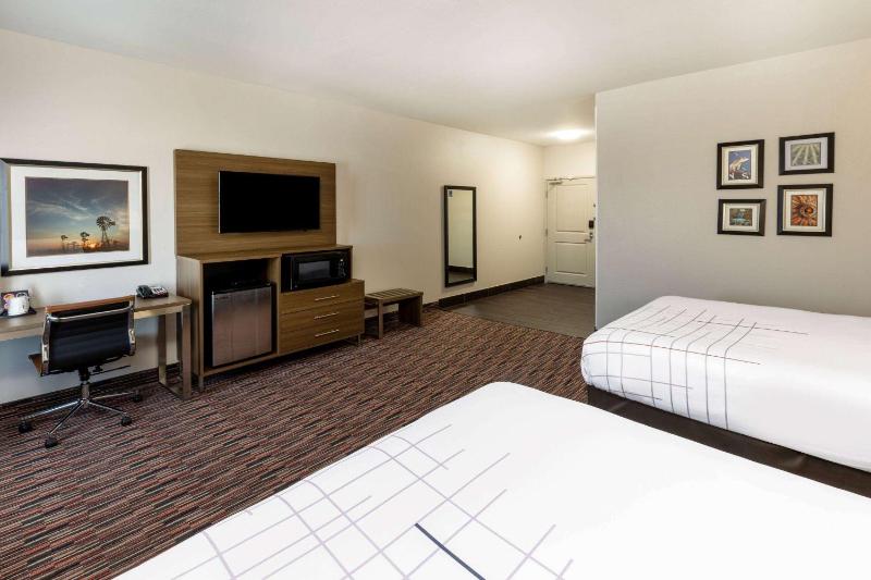 Queen Room with Two Queen Beds and Bath Tub - Mobility/Hearing Accessible - Non-Smoking image 3