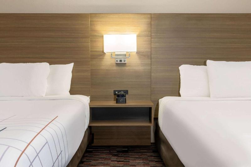 Queen Room with Two Queen Beds and Bath Tub - Mobility/Hearing Accessible - Non-Smoking image 4