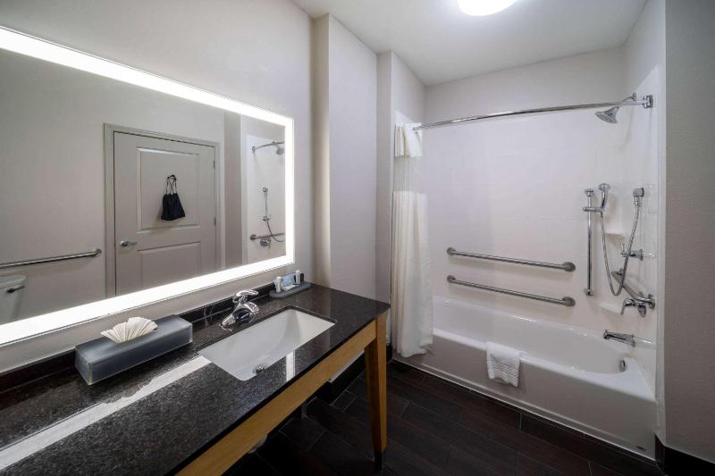 Queen Room with Two Queen Beds and Bath Tub - Mobility/Hearing Accessible - Non-Smoking image 2