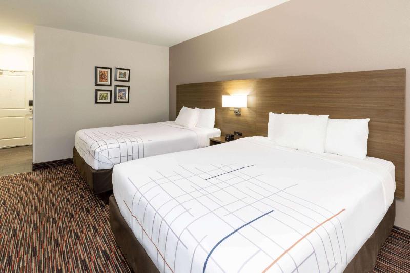 Queen Room with Two Queen Beds image 3