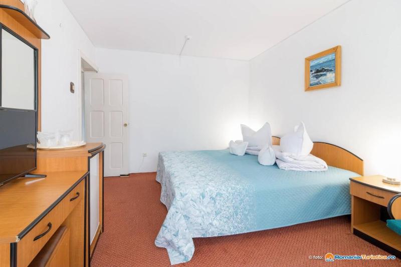 Twin Room image 4