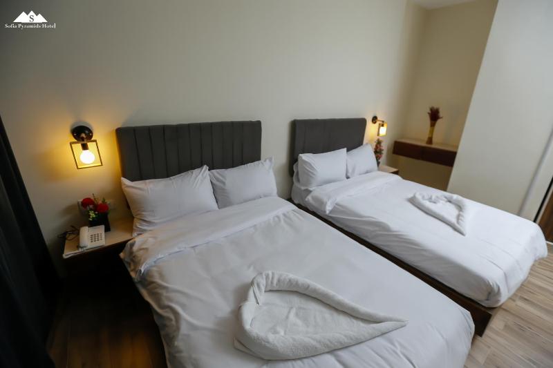 Standard Twin Room image 4