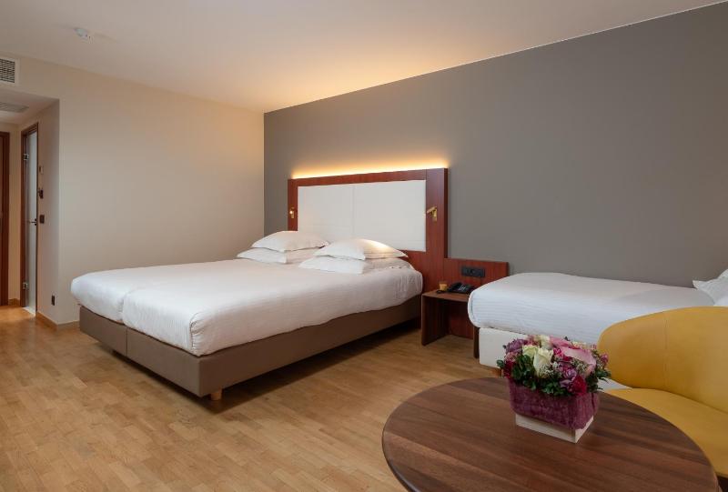 Superior Triple Room image 1