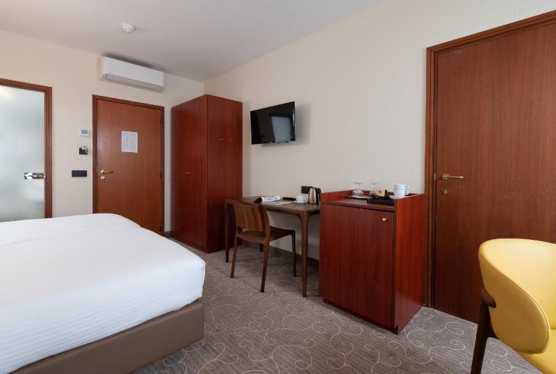 Superior Triple Room image 2