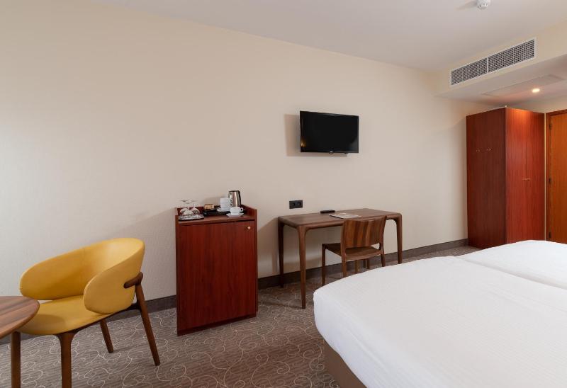 Superior Triple Room image 3