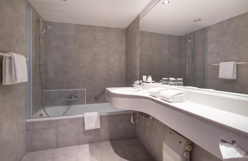 Superior Double or Twin Room with Canal View image 4