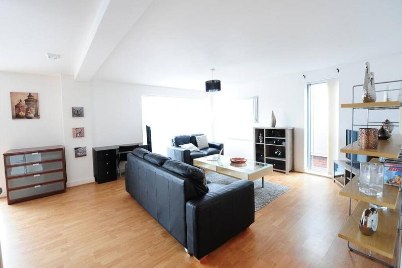 The Grosvenor - Beautiful 2 Bed City Centre Apartment by Greenstay Serviced Accommodation - Secure Parking With Fast Wi-Fi Sleeps 4 - Perfect For Contractors Business Travellers Couples & Families - Long Stays Welcome - image 3