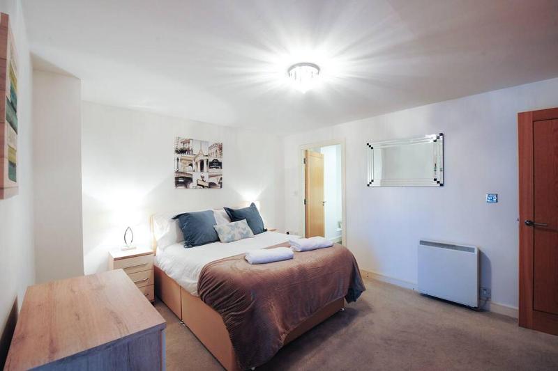 The Grosvenor - Beautiful 2 Bed City Centre Apartment by Greenstay Serviced Accommodation - Secure Parking With Fast Wi-Fi Sleeps 4 - Perfect For Contractors Business Travellers Couples & Families - Long Stays Welcome - image 6