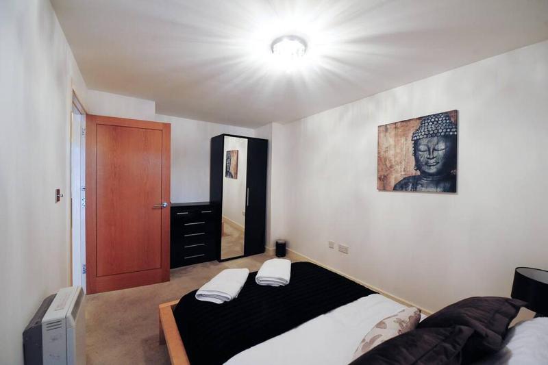 The Grosvenor - Beautiful 2 Bed City Centre Apartment by Greenstay Serviced Accommodation - Secure Parking With Fast Wi-Fi Sleeps 4 - Perfect For Contractors Business Travellers Couples & Families - Long Stays Welcome - image 7